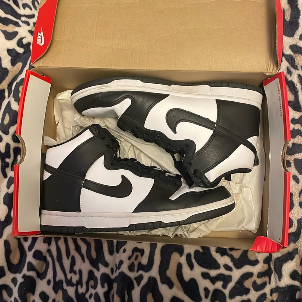 Hightop Nike dunks black and white